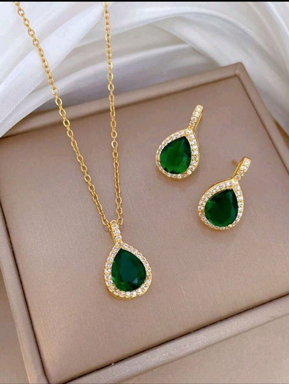 SALE ** BRAND NEW ** Elegant Green Teardrop Pendant Necklace & Earrings Set